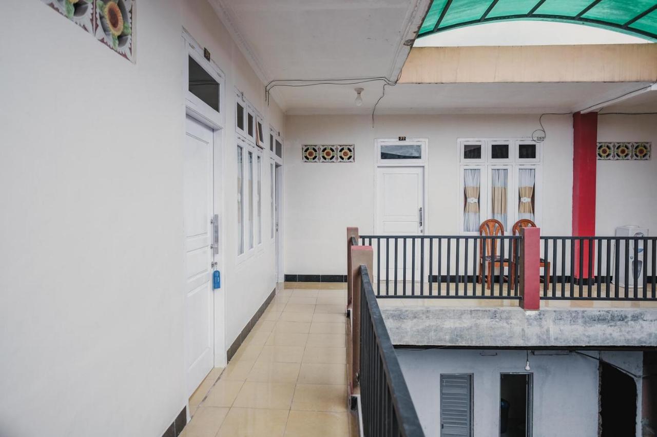 Отель Reddoorz Syariah Near Kebun Raya Liwa Negarabatin Экстерьер фото